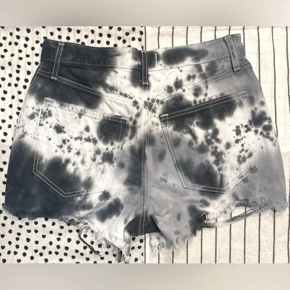 Abercrombie & Fitch GREY BLEACHED ANNIE HIGH RISE SHORT Size 26 / 2 - Picture 2 of 7